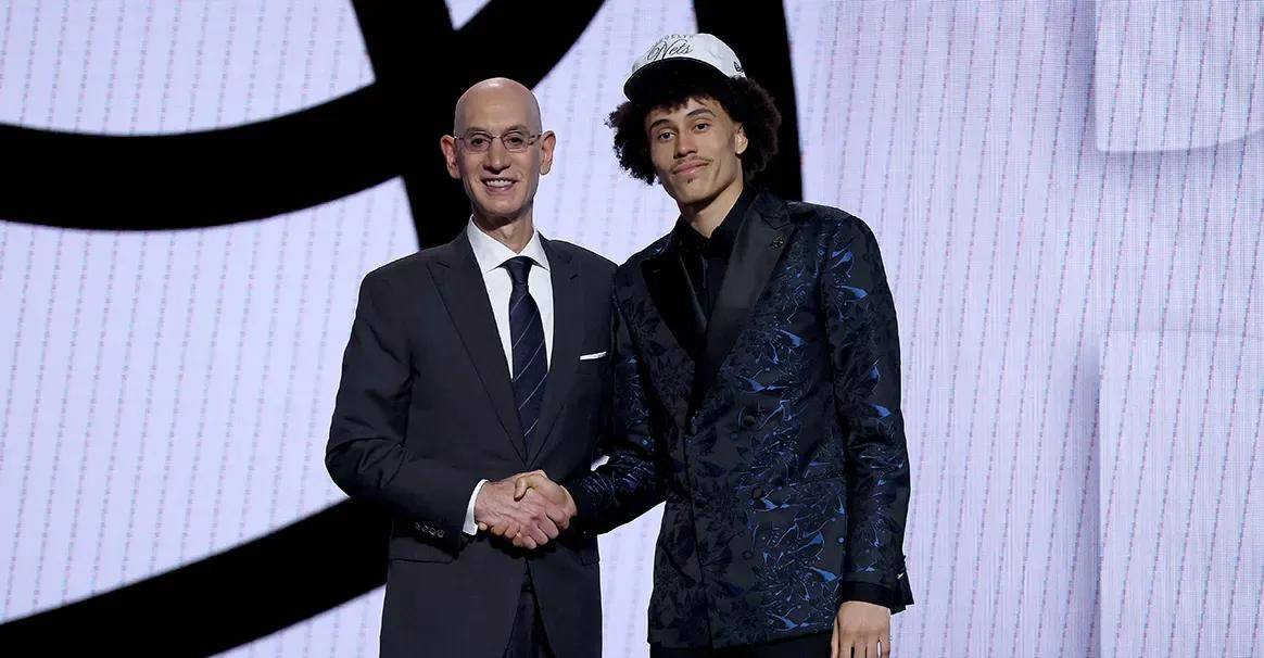 九游棋牌 -布鲁克林篮网训练开放日，今夜外线爆发引欢呼，社区盾在即，阵容厚度经受考验的简单介绍